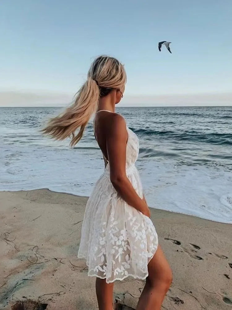 Vestido Curto com Detalhes em Renda Dorothea