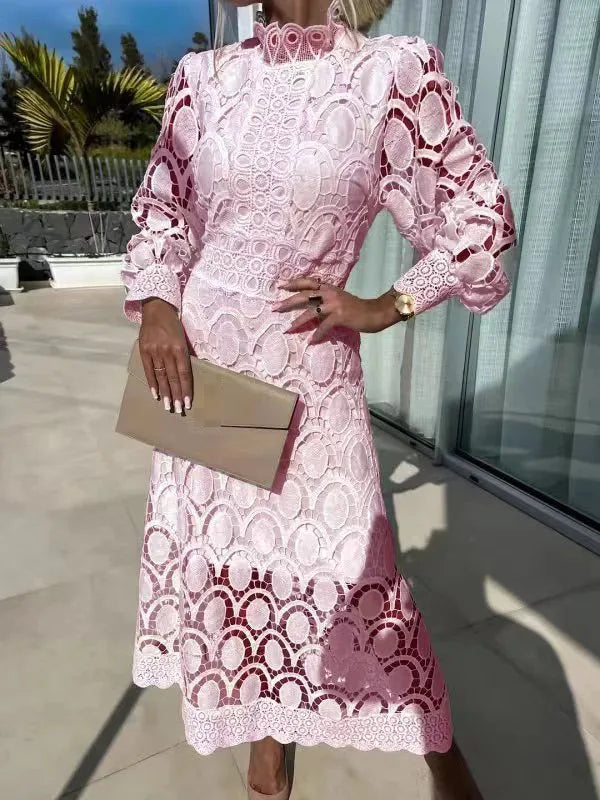 Vestido de Renda Francesa com Gola Alta