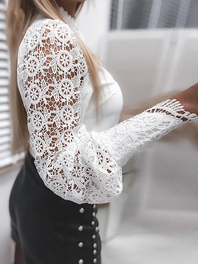 Camisa Feminina com Detalhes em Renda Perpétua