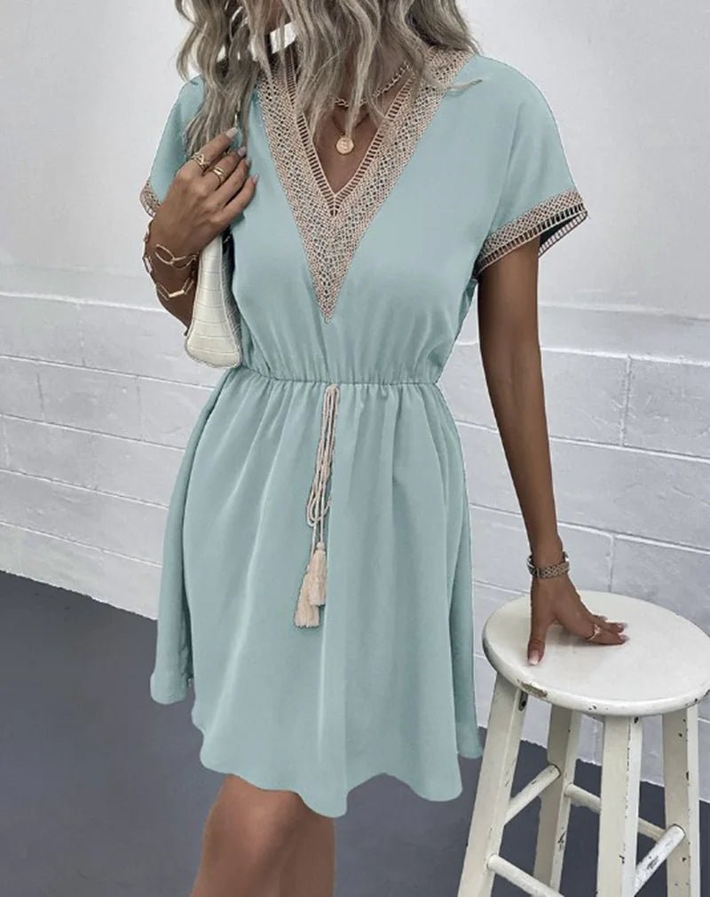 Vestido Curto de Renda com Gola V - Vennanci
