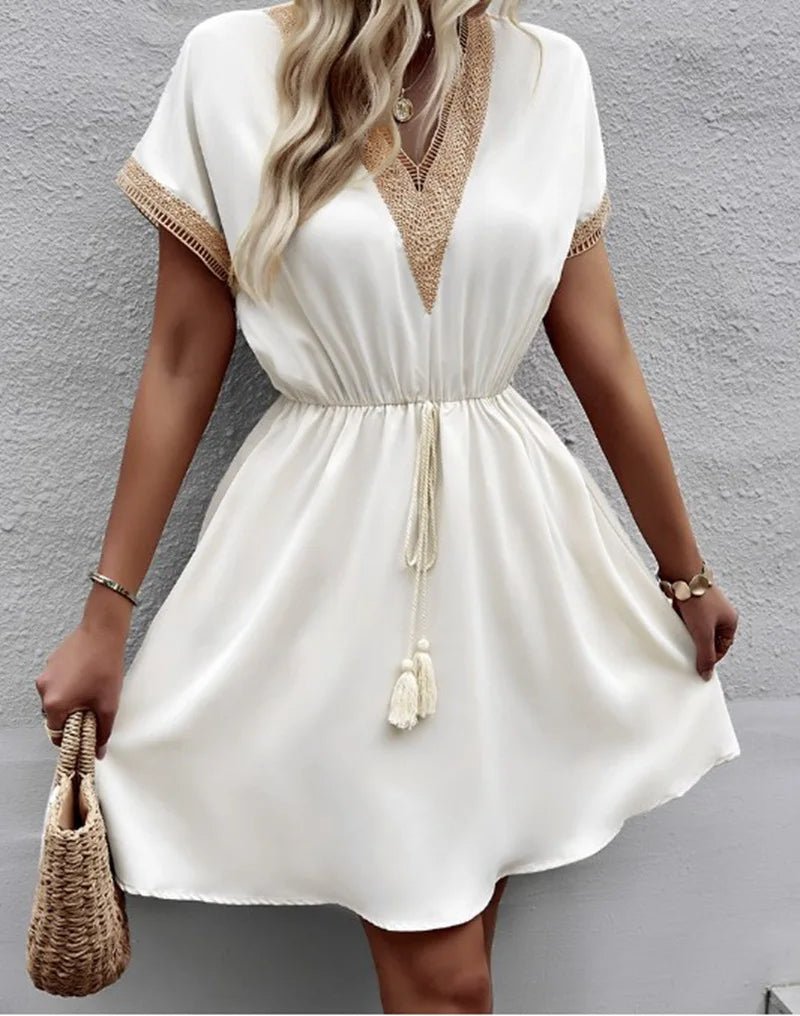 Vestido Curto de Renda com Gola V - Vennanci