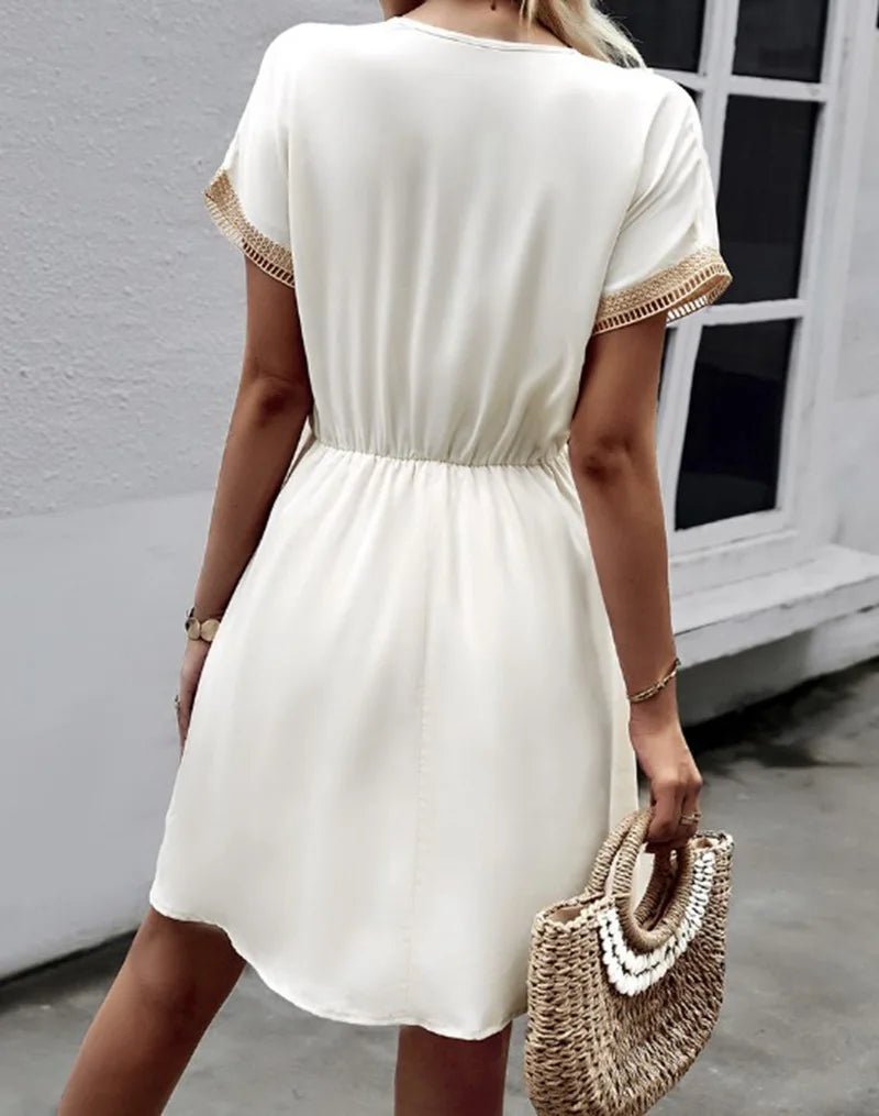 Vestido Curto de Renda com Gola V - Vennanci