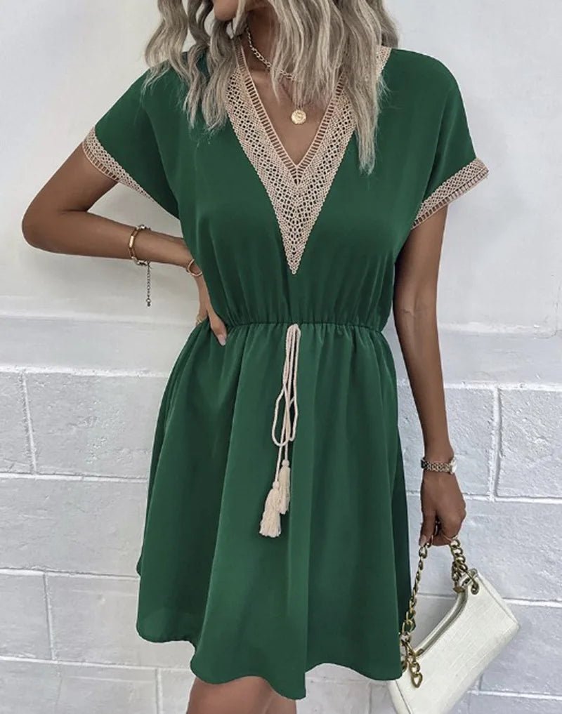 Vestido Curto de Renda com Gola V - Vennanci