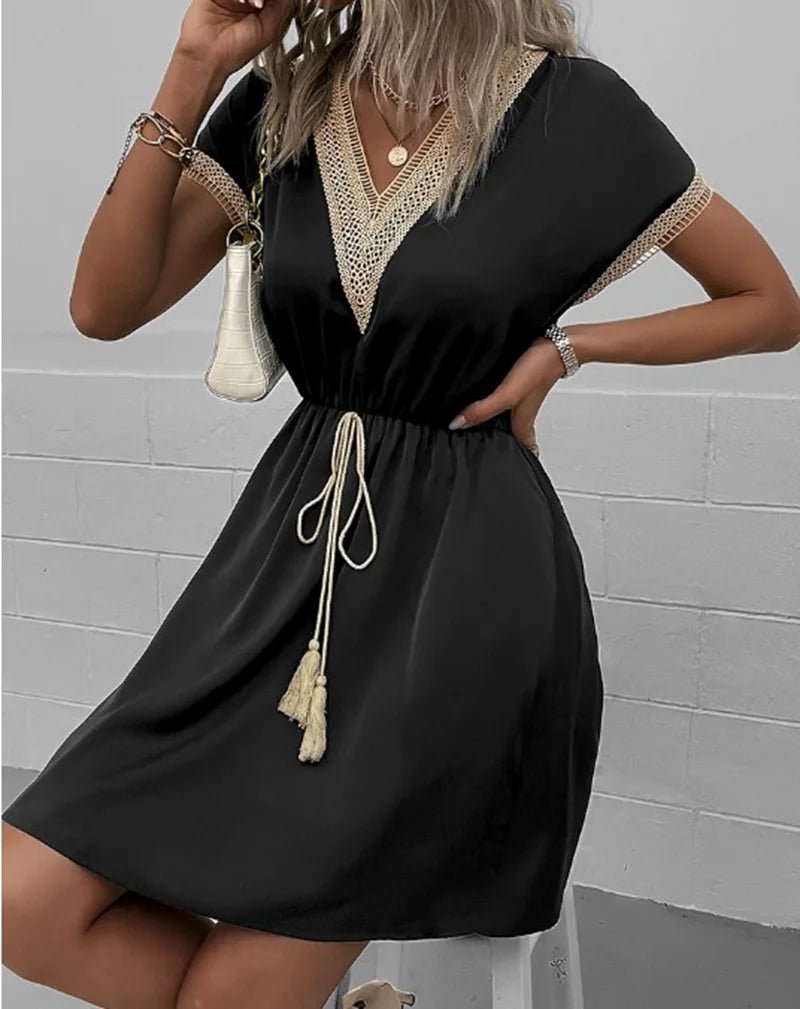 Vestido Curto de Renda com Gola V - Vennanci